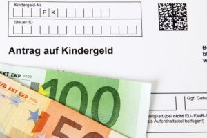 Kindergeldantrag mit Euro-Banknoten