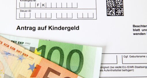 Kindergeldantrag mit Euro-Banknoten